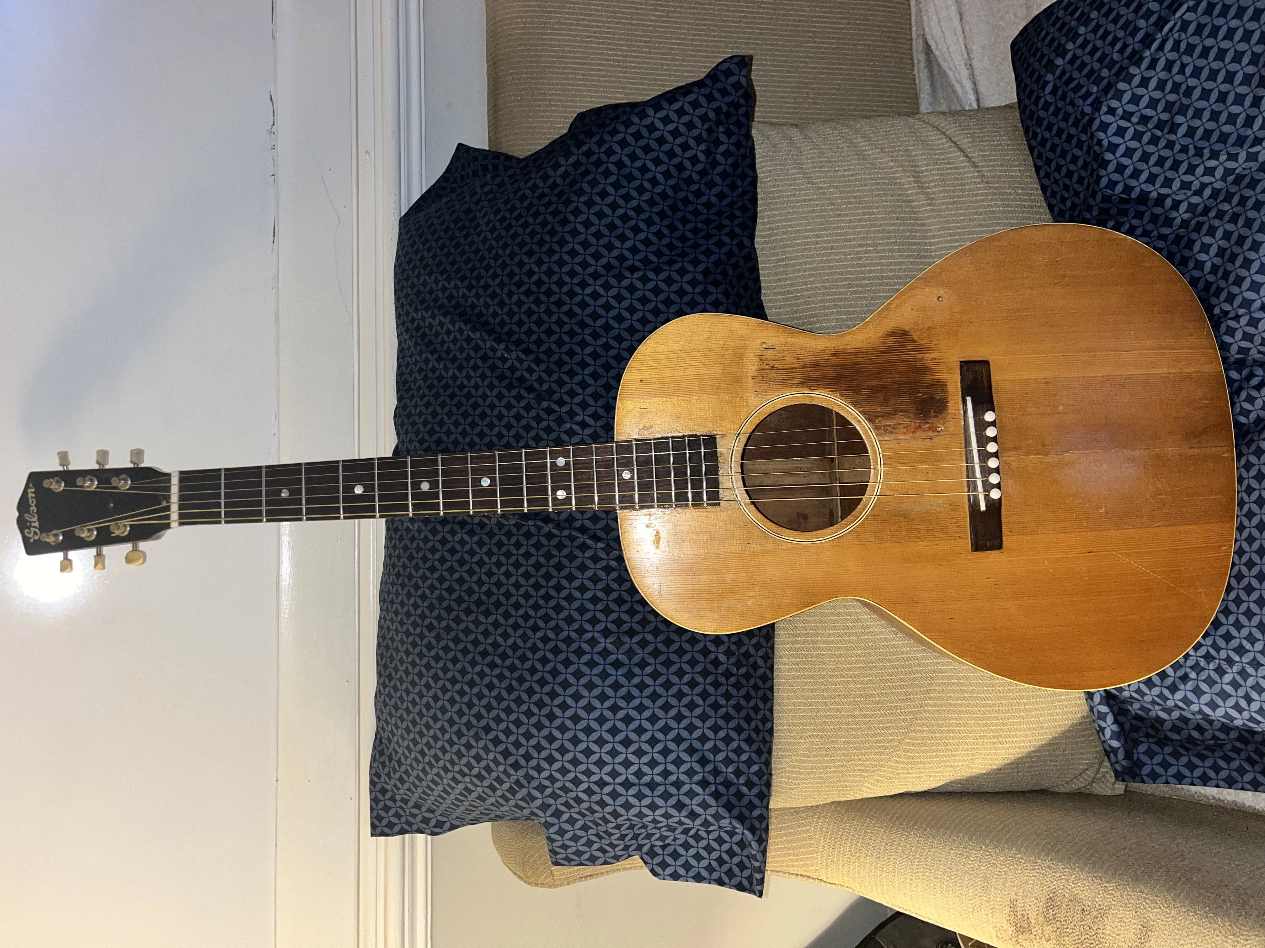 1933 gibson L00.webp