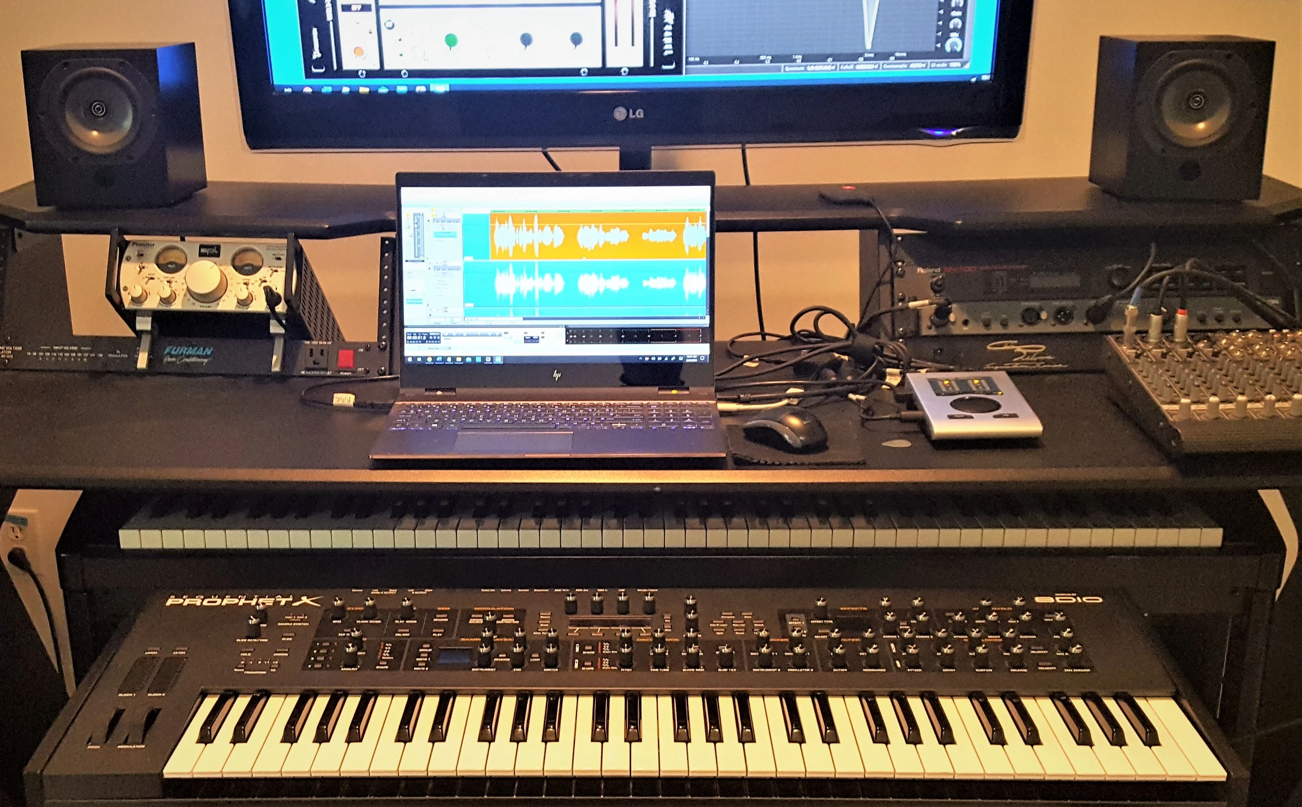 2. Pelonis in studio.webp