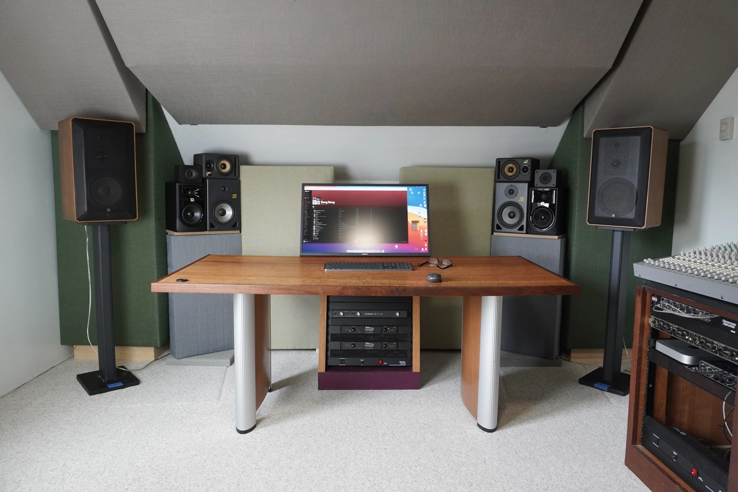 front_stands.webp