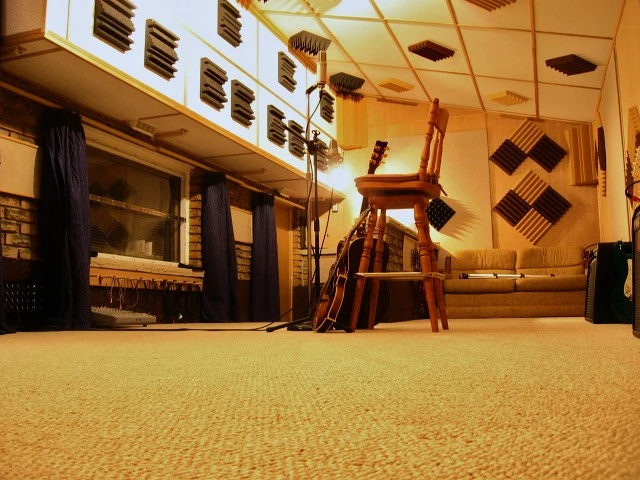 live_rm_floor_profile_l_to_r.webp