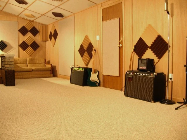 live_rm_l_to_r_back_wall_entrc.webp