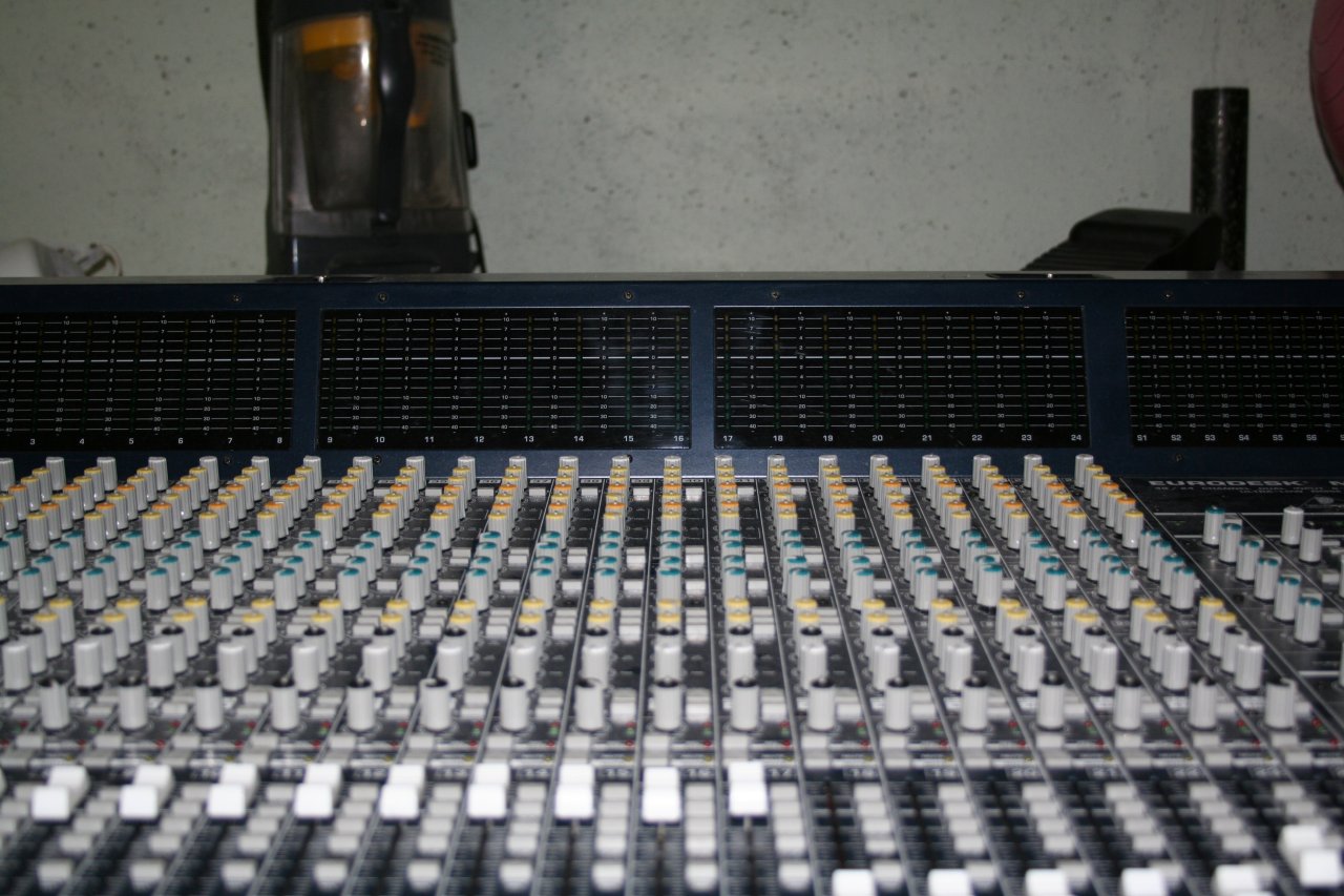 behringer3.jpg