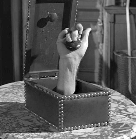 Thing-addams-family-5704649-465-473.jpg