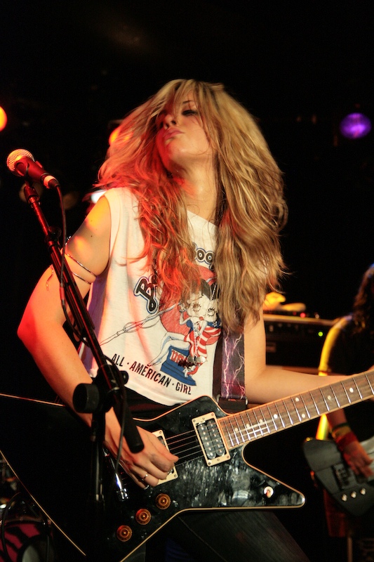 Allison-Robertson-of-The-Donnas-music-32439110-533-800.jpg